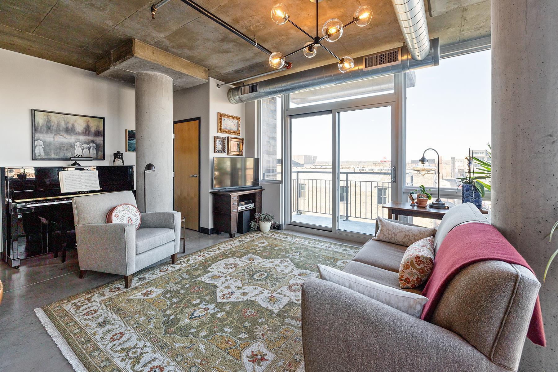 Sliding door leads to the balcony.
