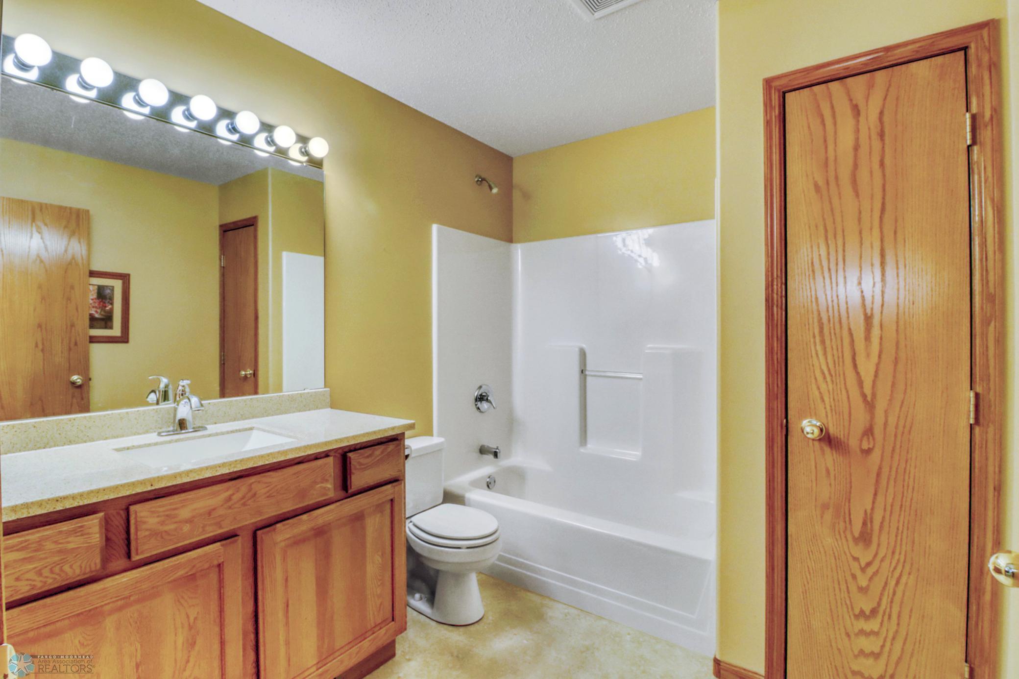 Bathroom1_1.JPG