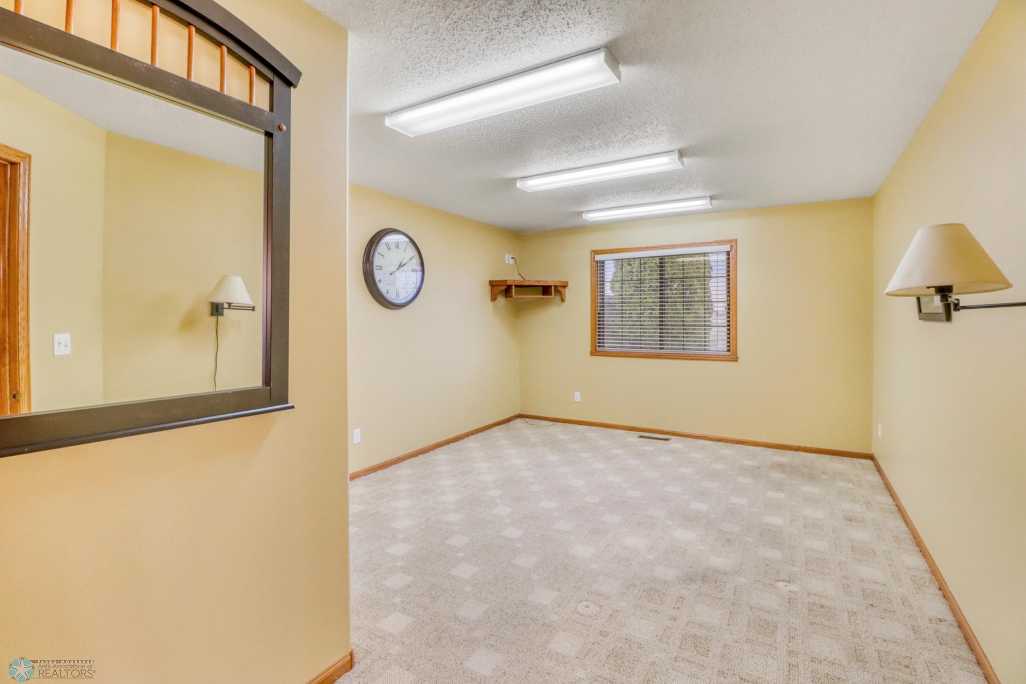Bedroom1_1.JPG