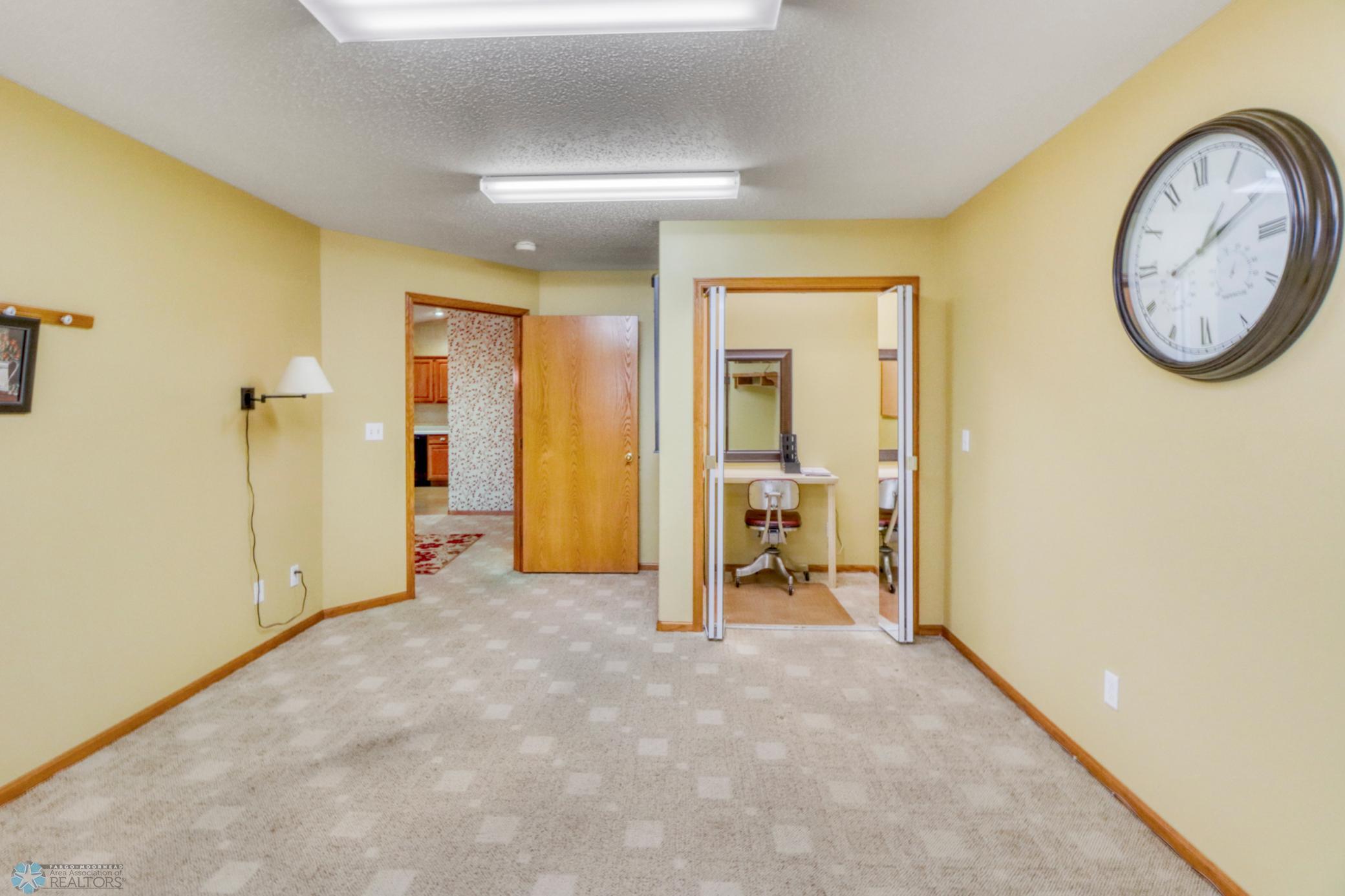 Bedroom1_2.JPG