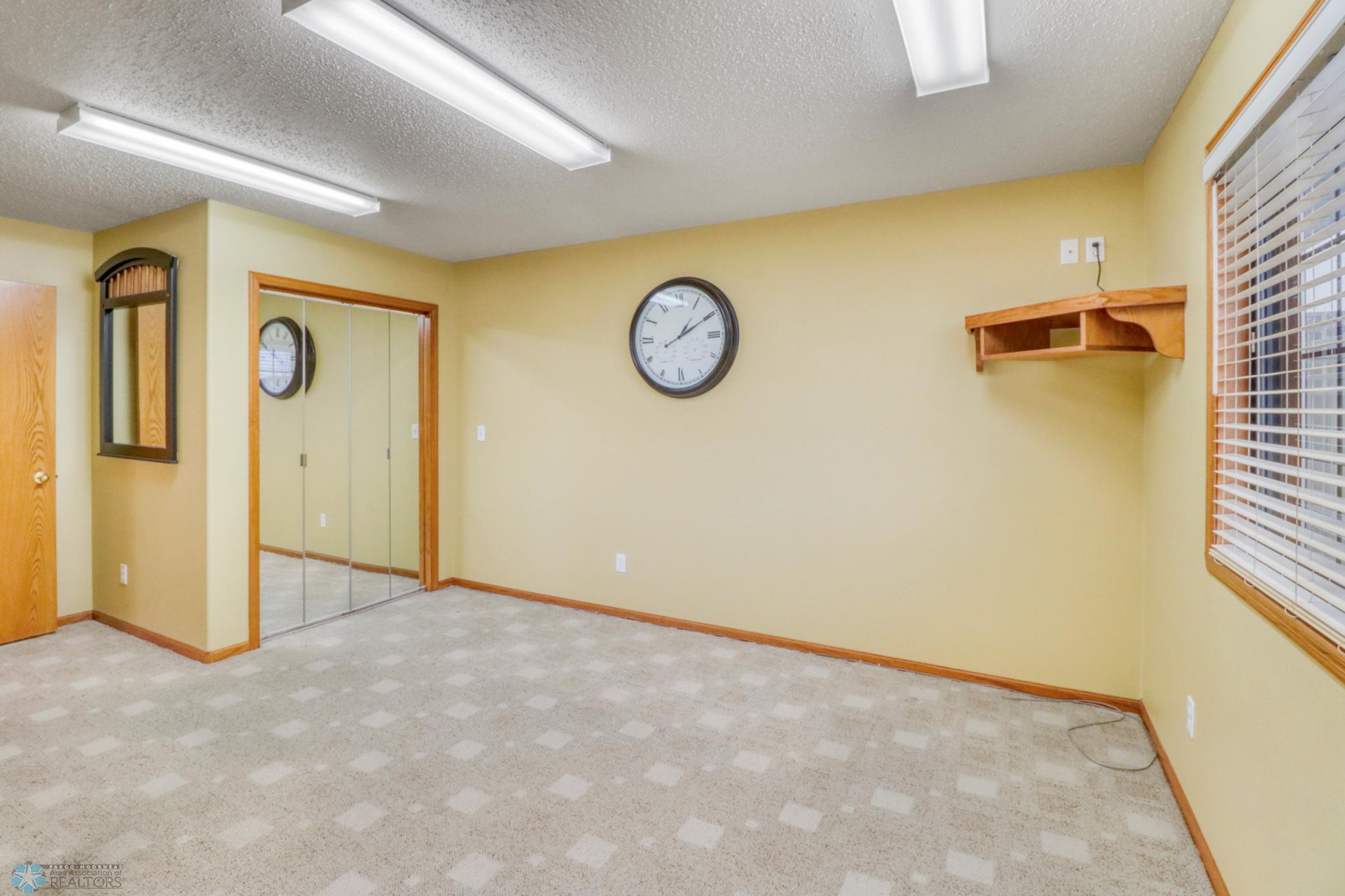 Bedroom1_3.JPG