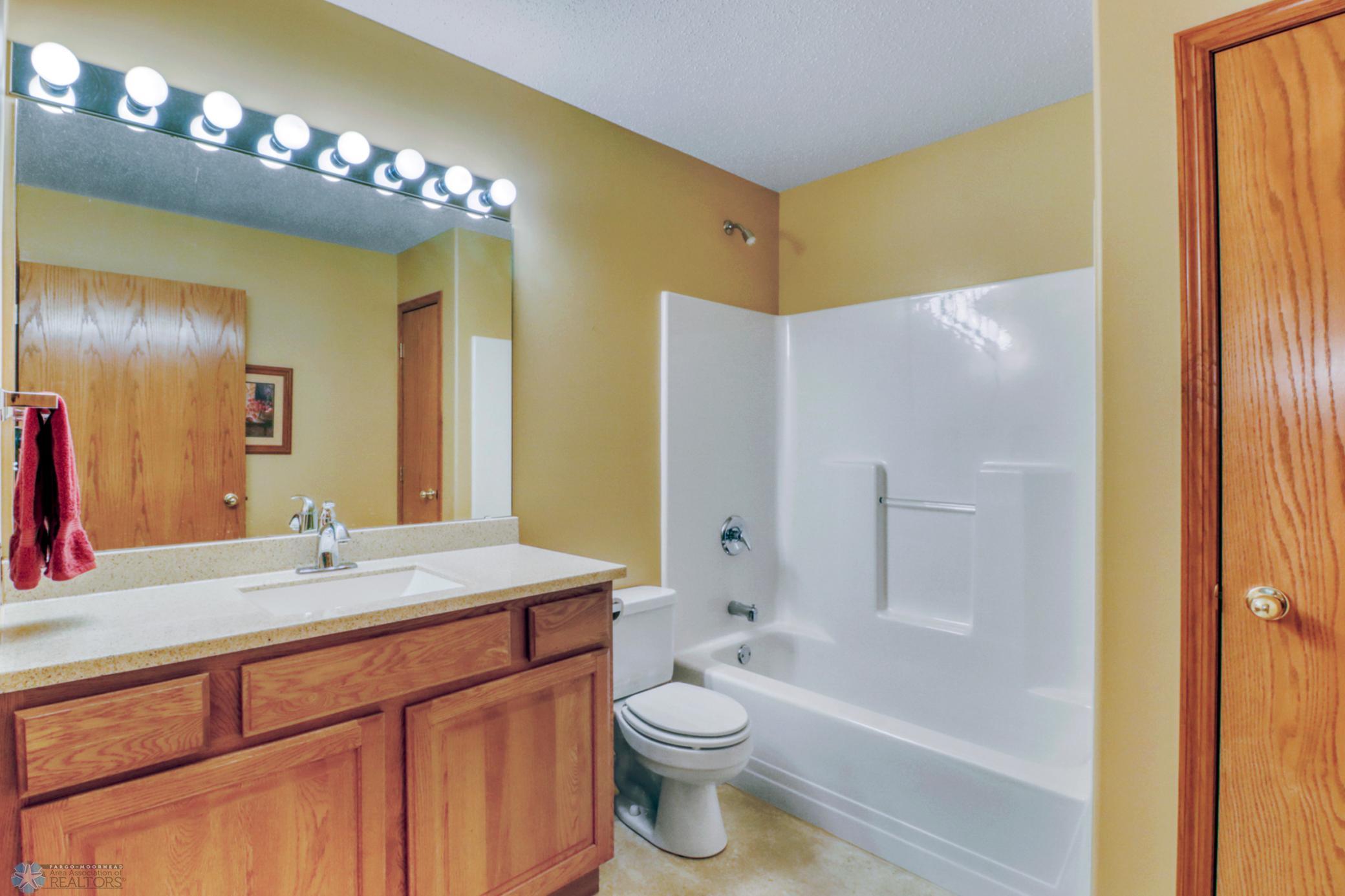 Bathroom1_2.JPG