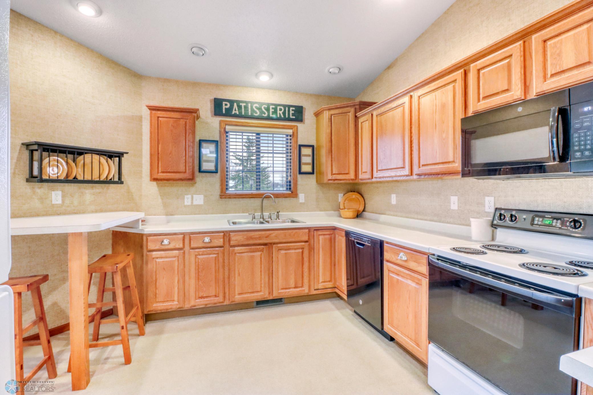 Kitchen1_2.JPG