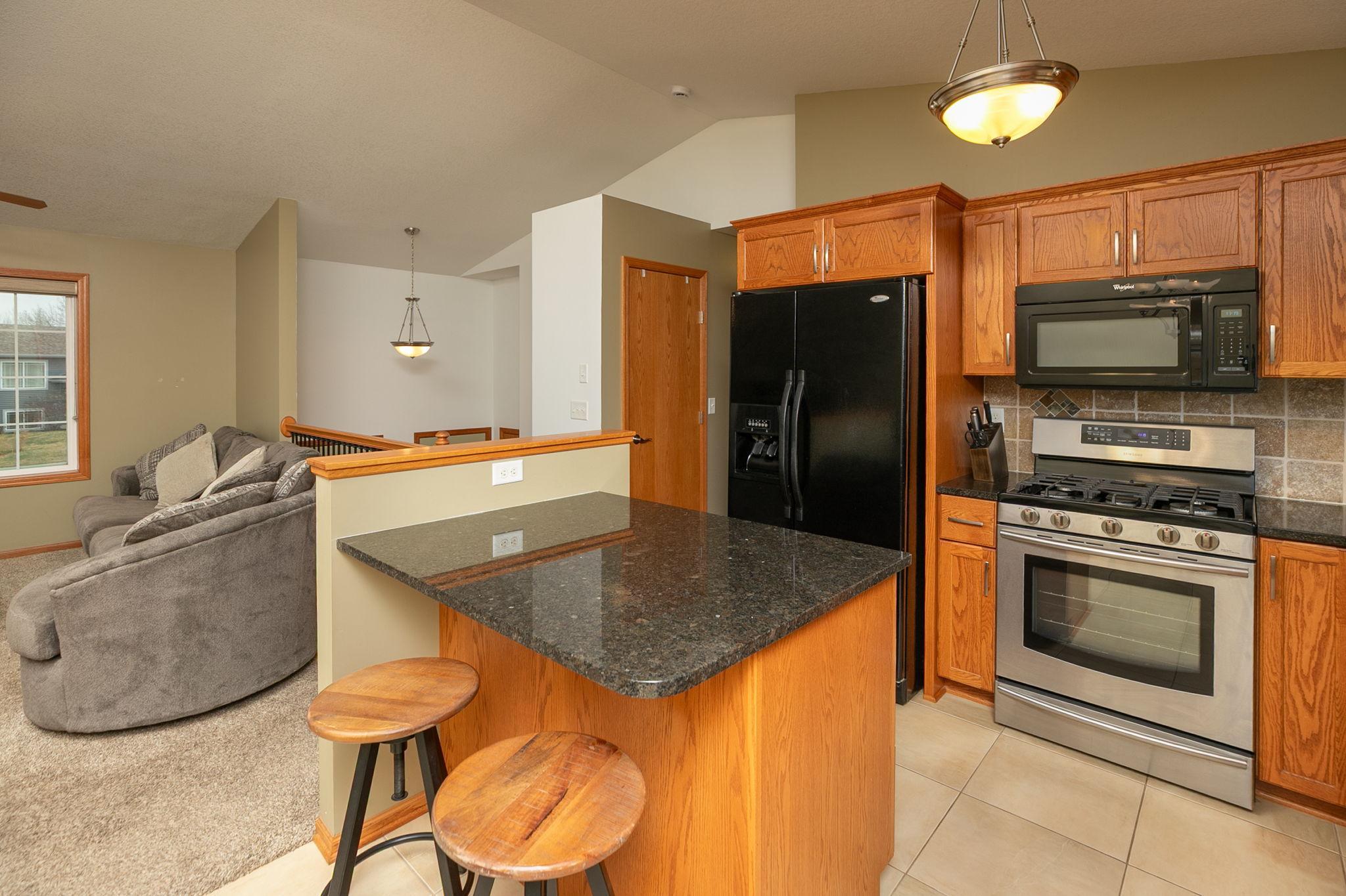 Kitchen Island w/snack bar area