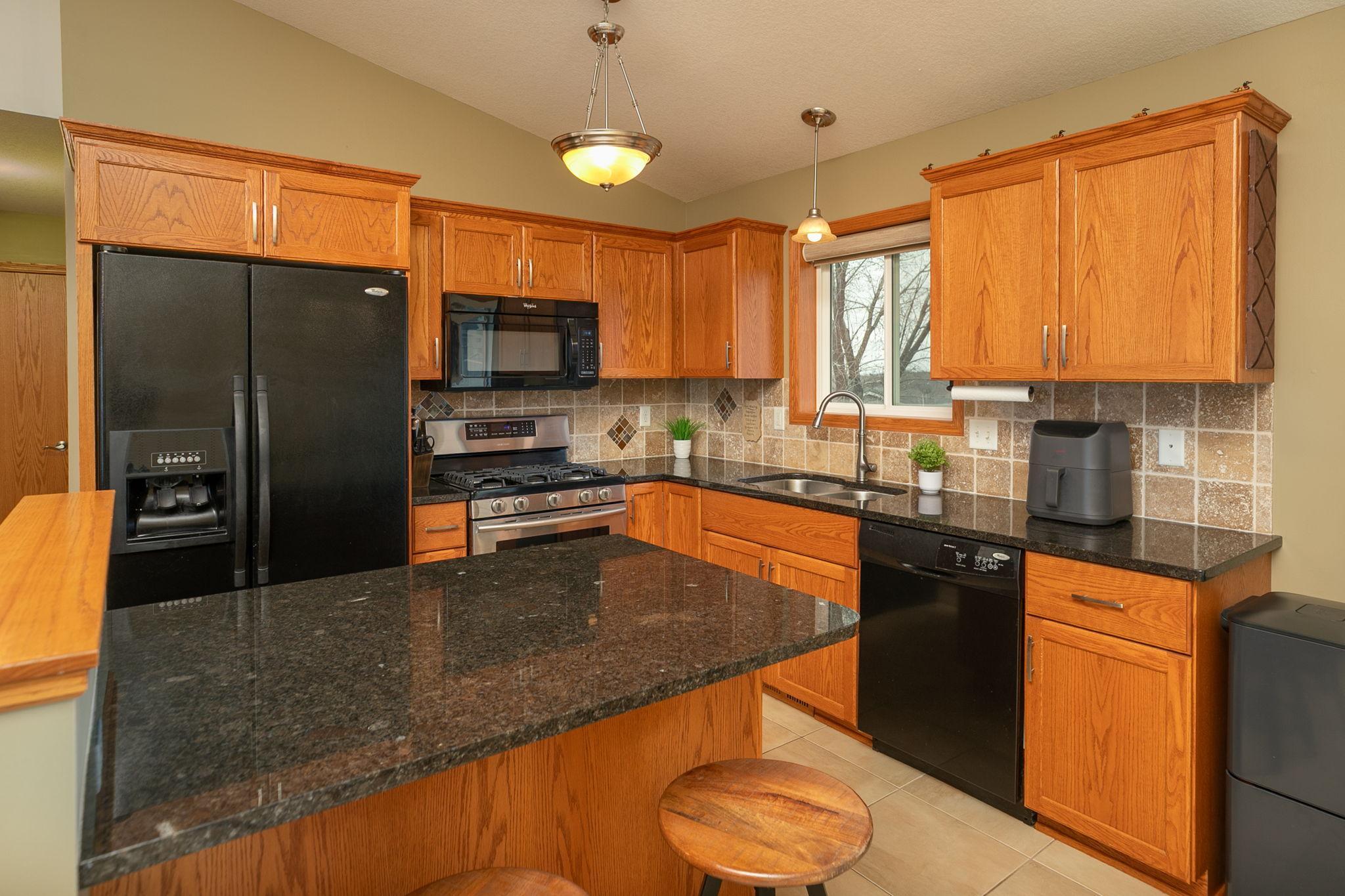 Kitchen w/tiled backsplash