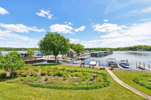 Enjoy being just a short boat ride away from the vibrant downtown Excelsior, where you can explore local shops, dining, and entertainment.