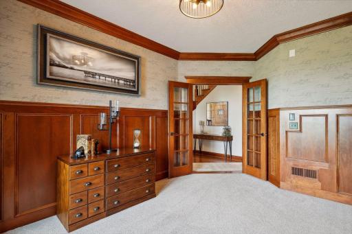 French doors provide privacy so that you can work efficiently in peace and quiet.