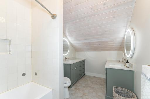 Upper Level Full Bath.jpg