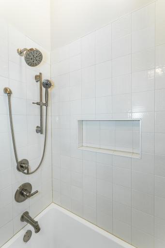 Upper level full bath.jpg