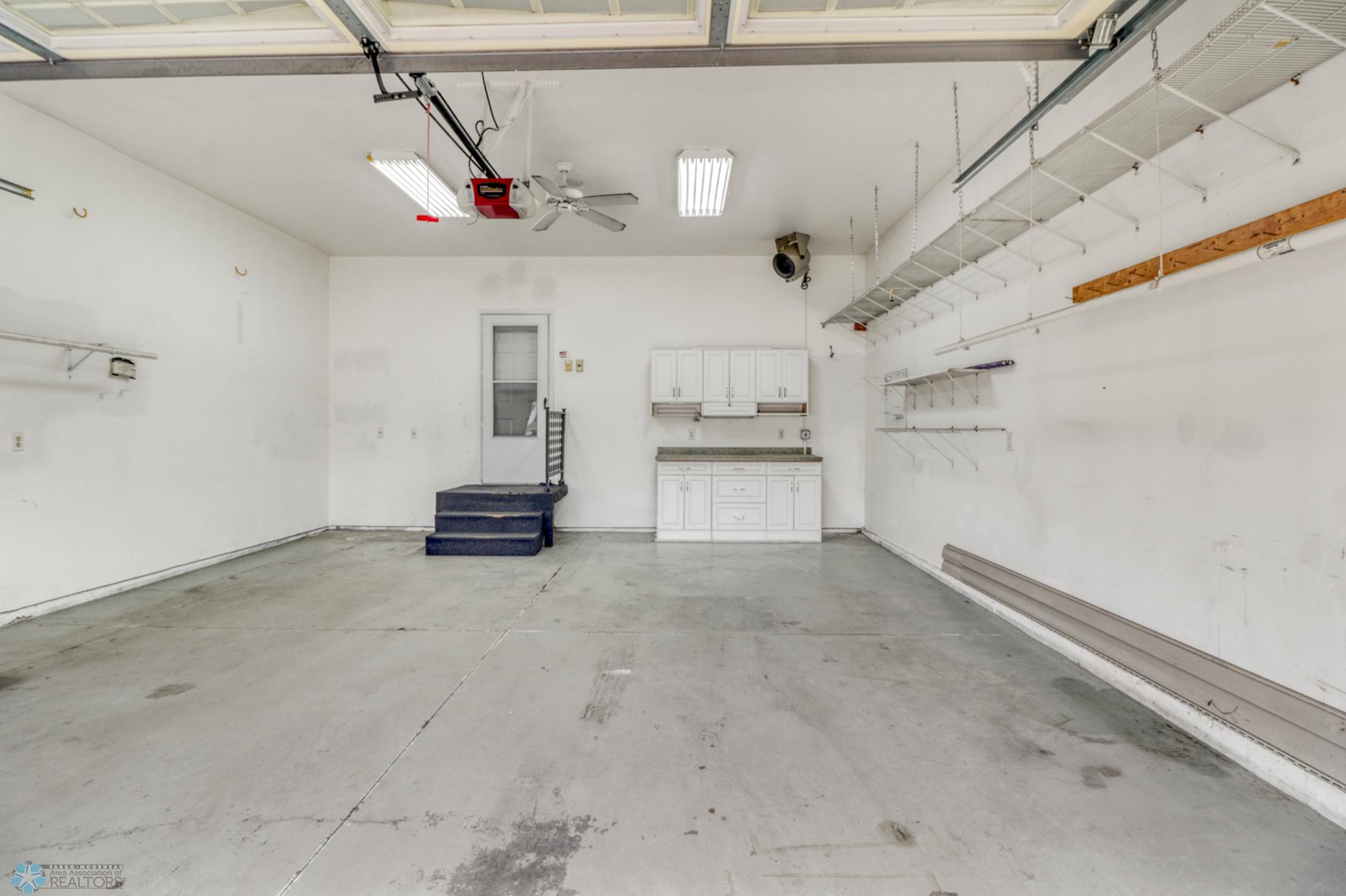 Garage1_1.JPG