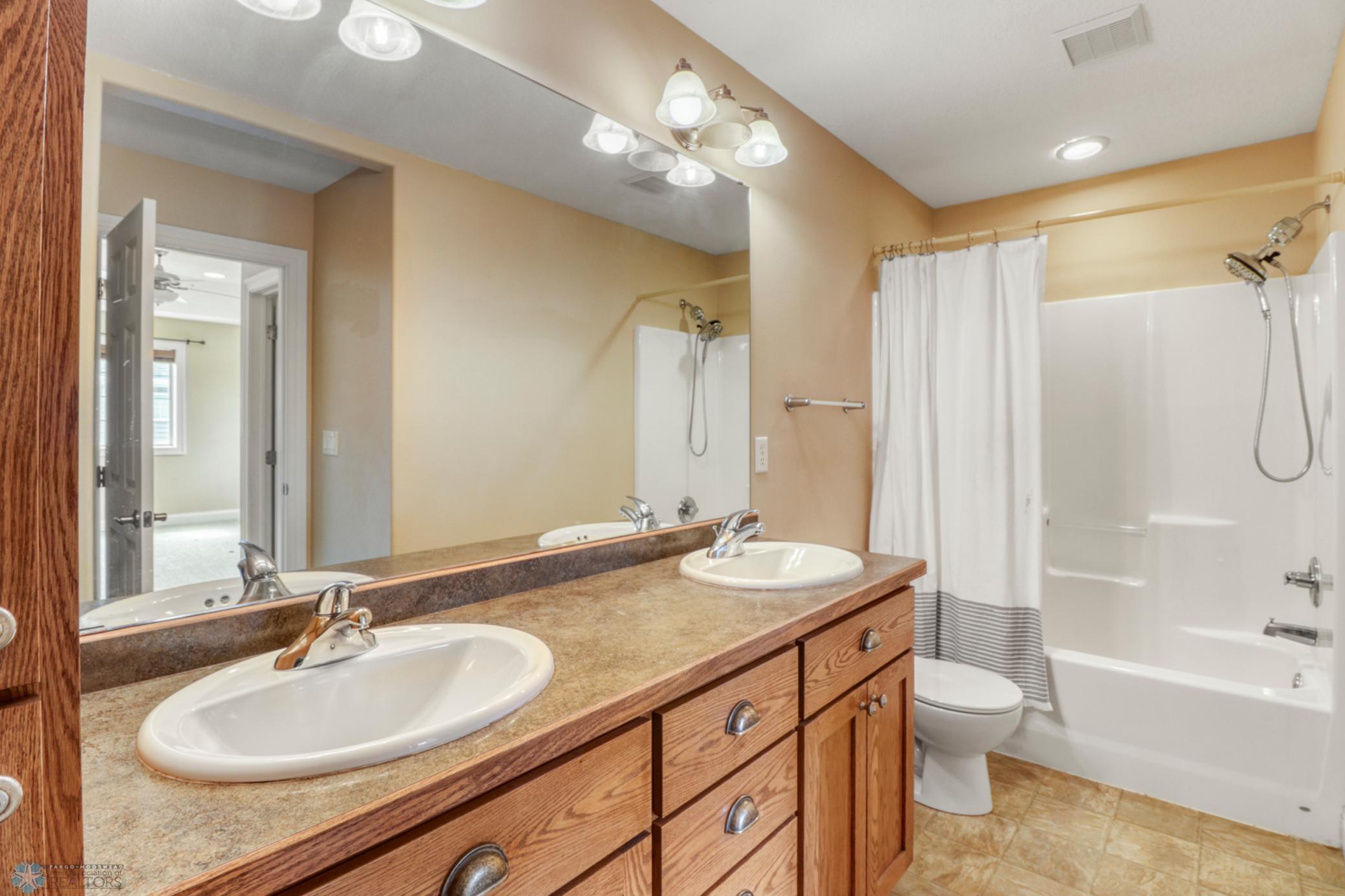 Primary Bathroom1_1.JPG