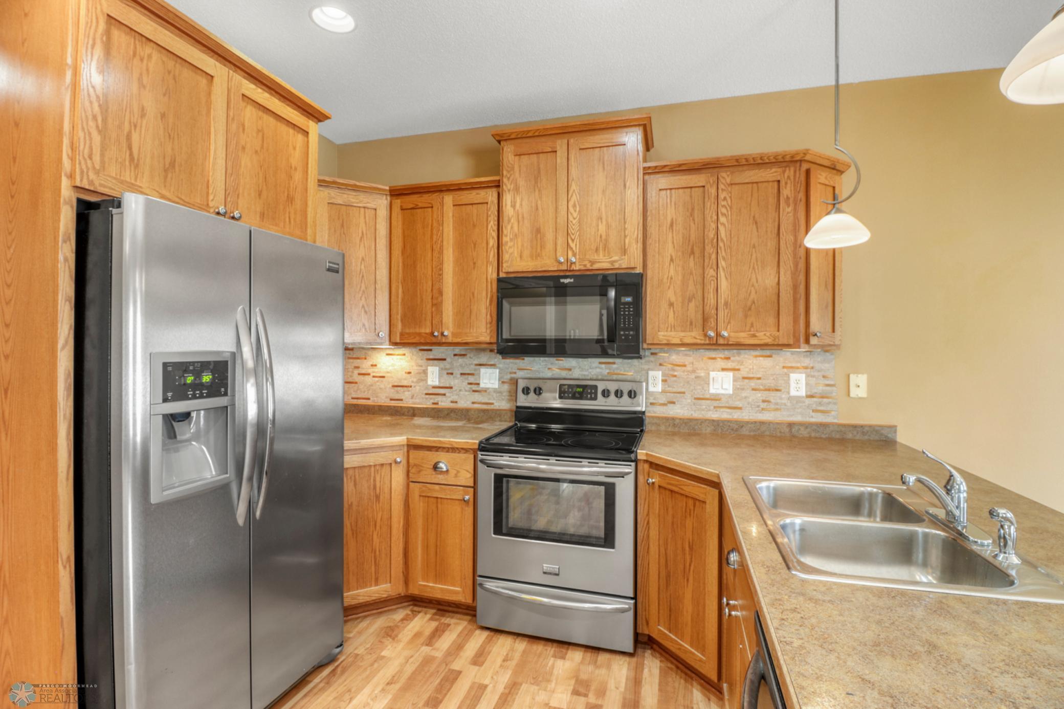 Kitchen1_2.JPG