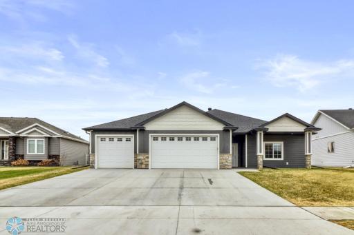7352 Eagle Pointe Drive S, Fargo, ND 58104