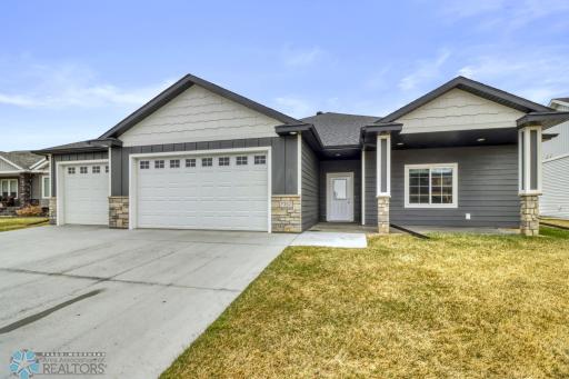 7352 Eagle Pointe Drive S, Fargo, ND 58104