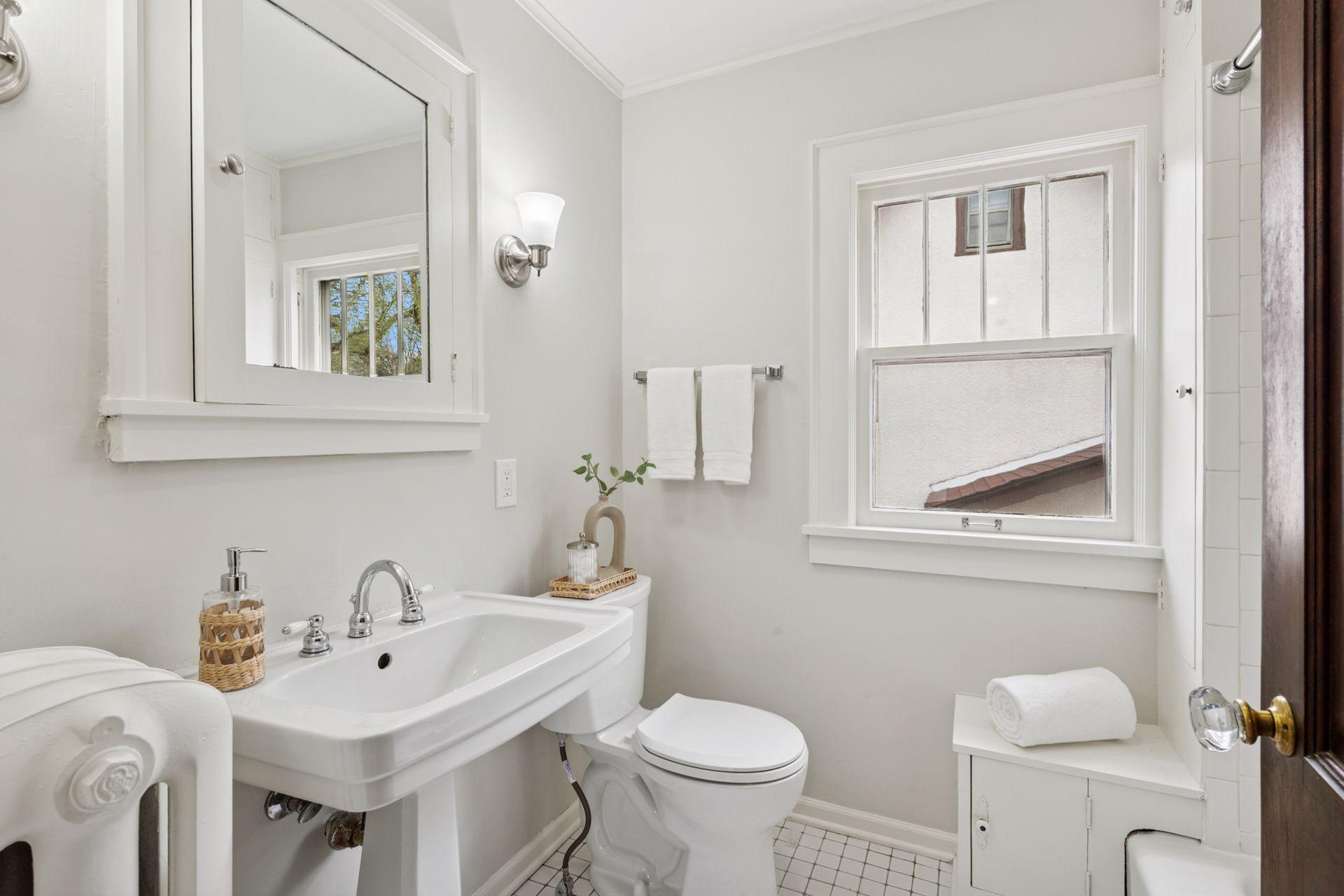 Upper level - Full bath