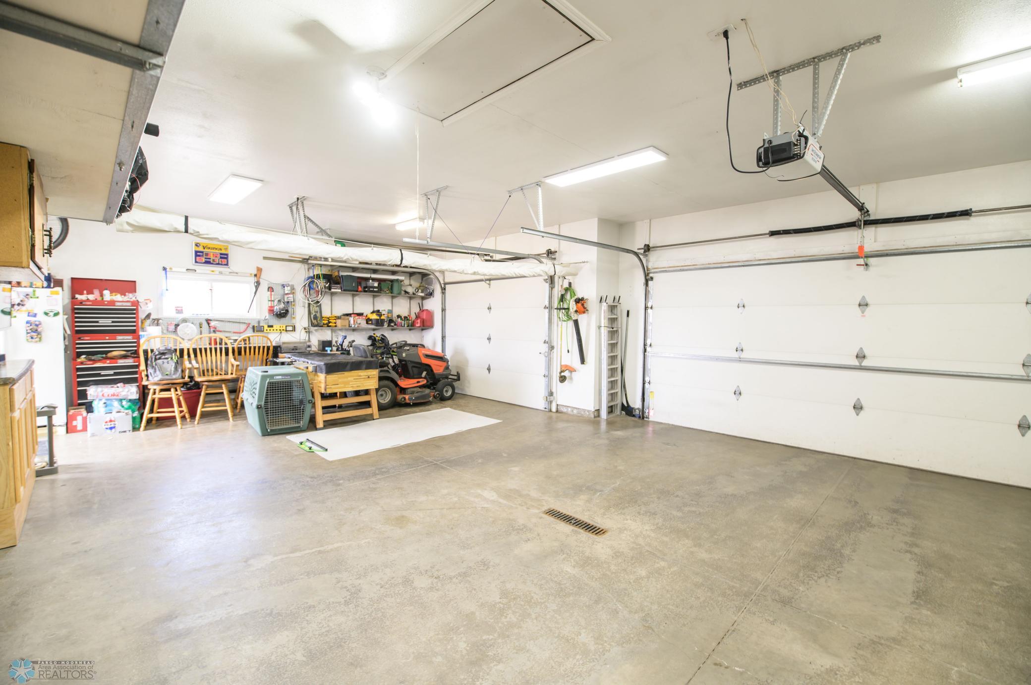 3 stall heated oversized garage DSC_3586.jpg