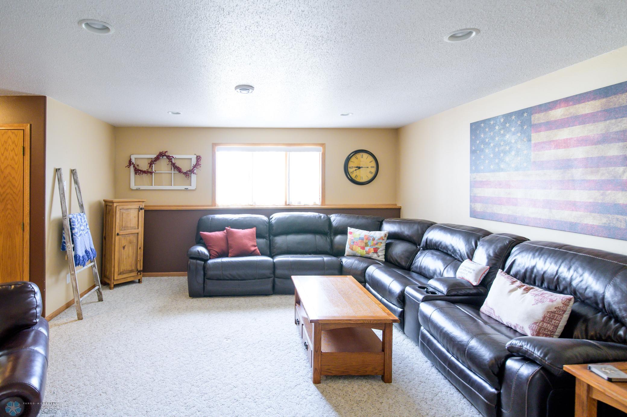 family room Lower level DSC_3105.jpg
