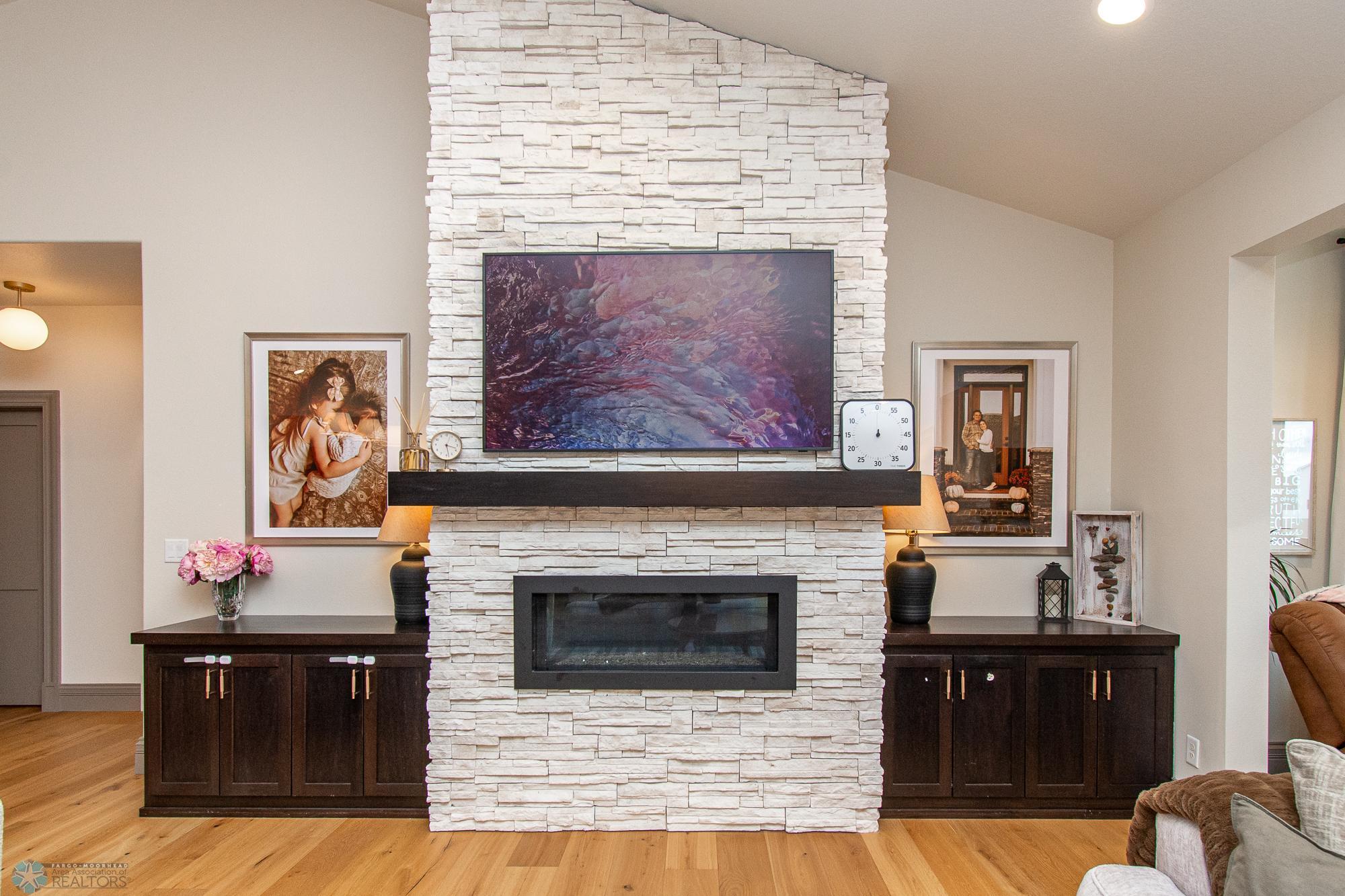 Fireplace/Built-ins