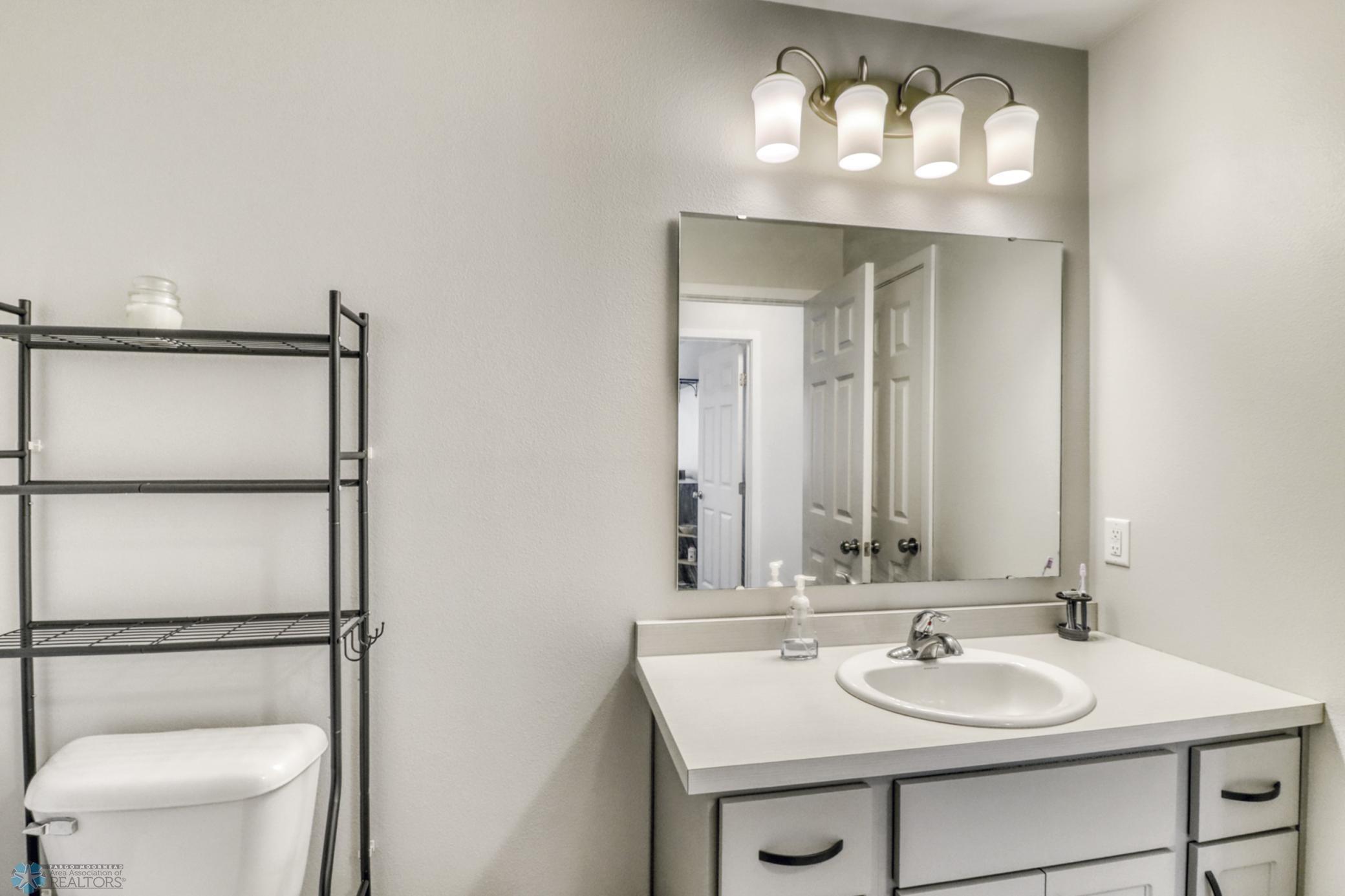 Bathroom1_2.JPG