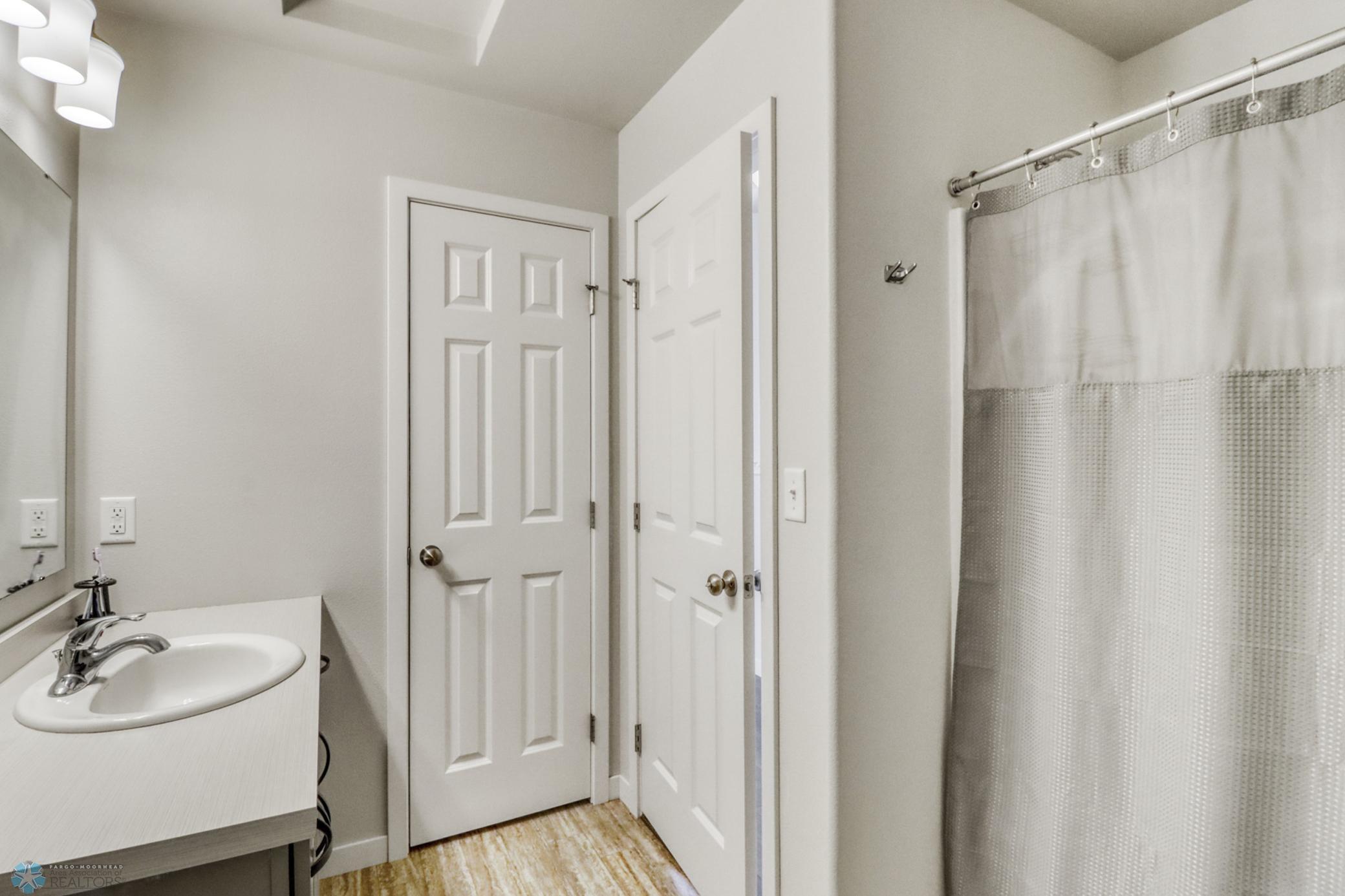 Bathroom1_1.JPG