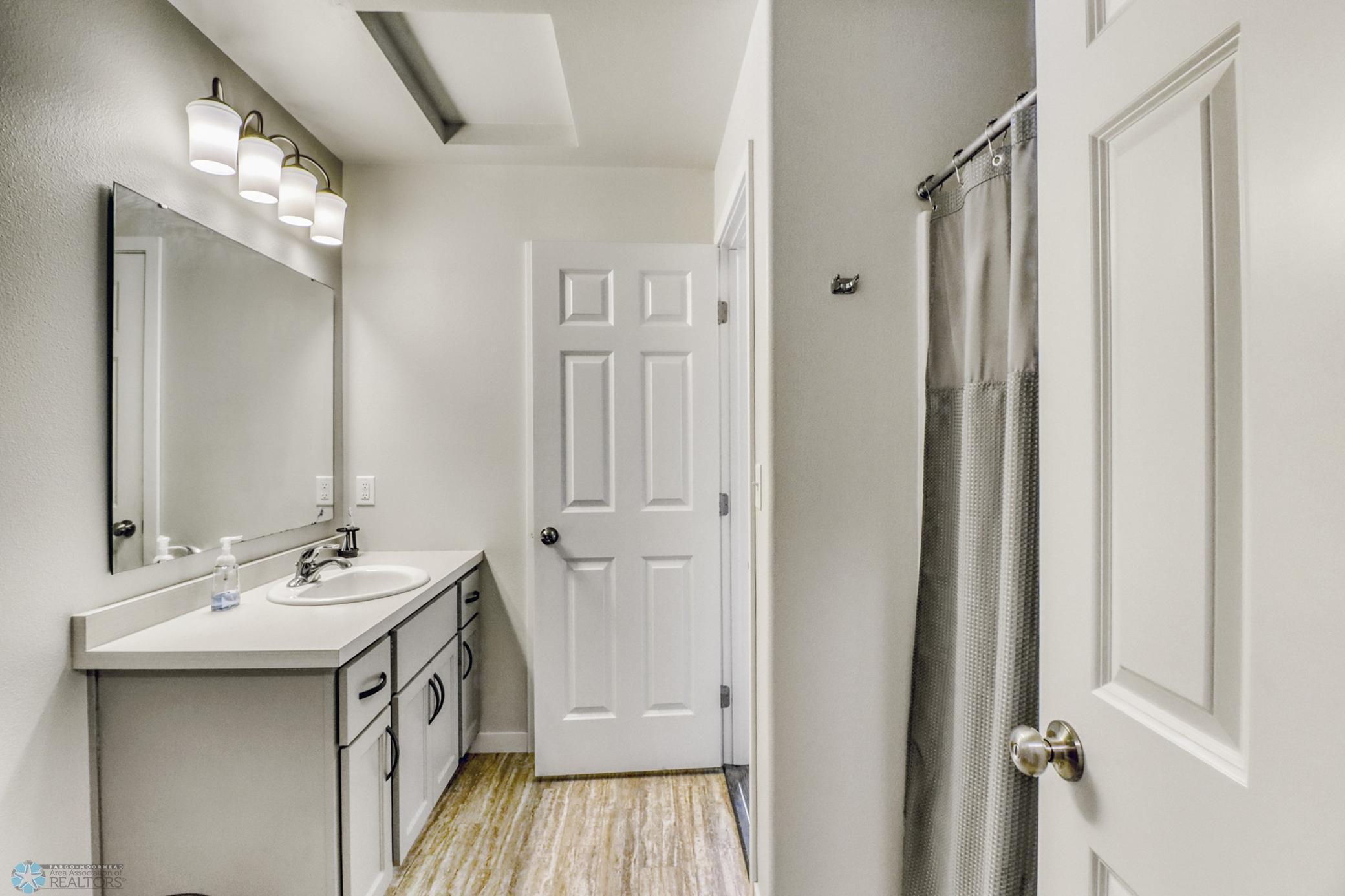 Bathroom1_0.JPG
