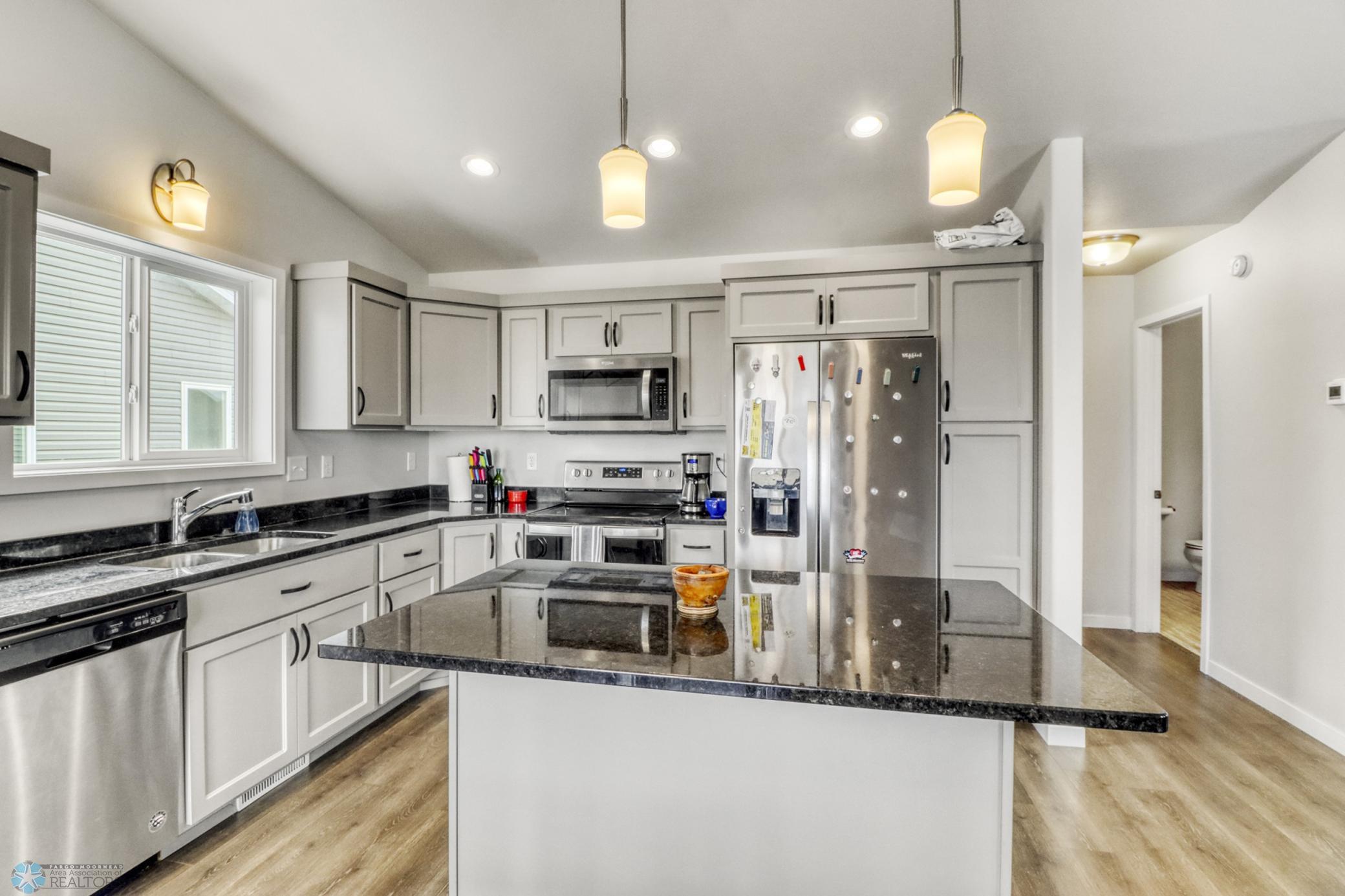 Kitchen1_2.JPG
