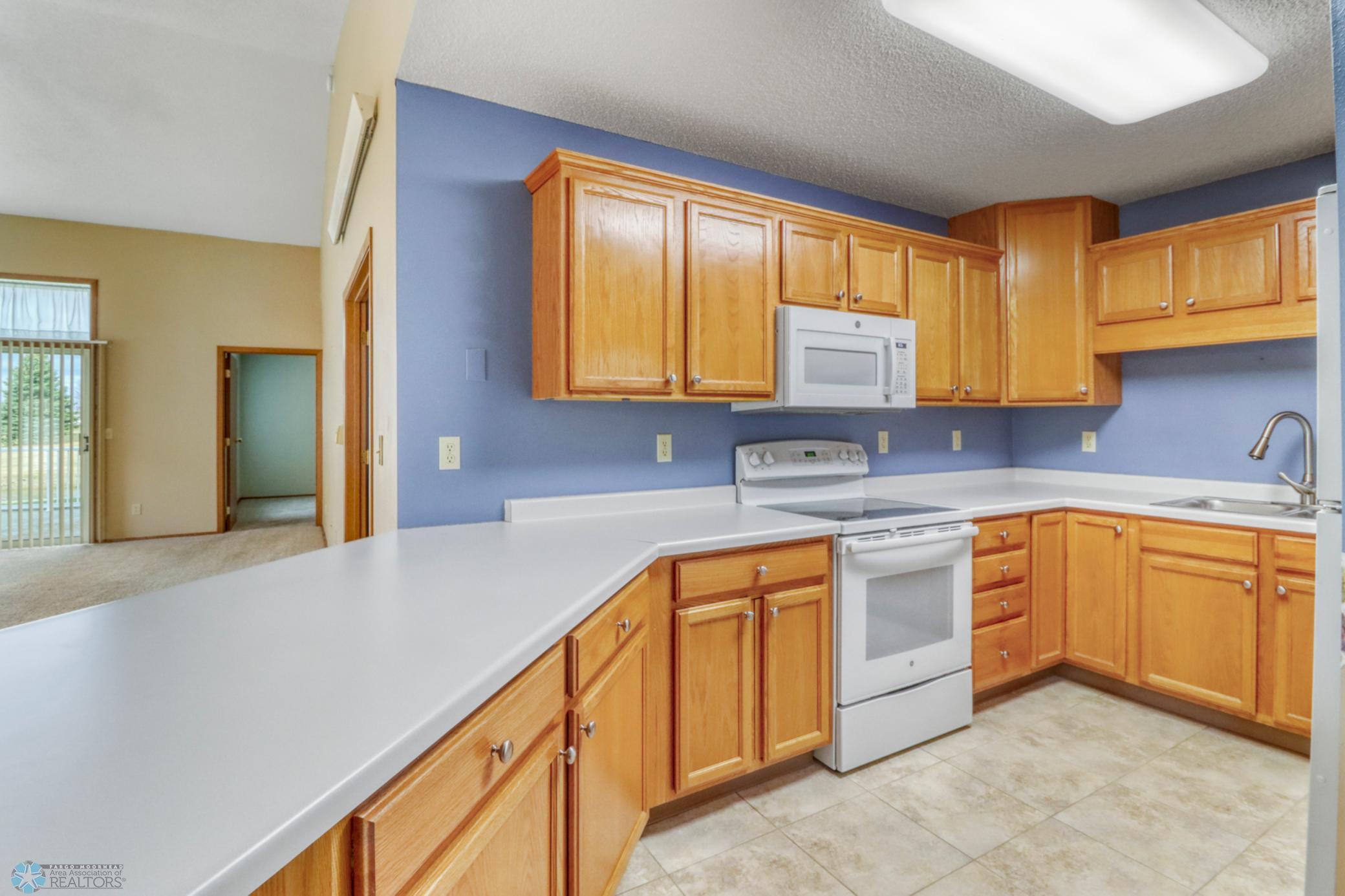 Kitchen1_2.JPG