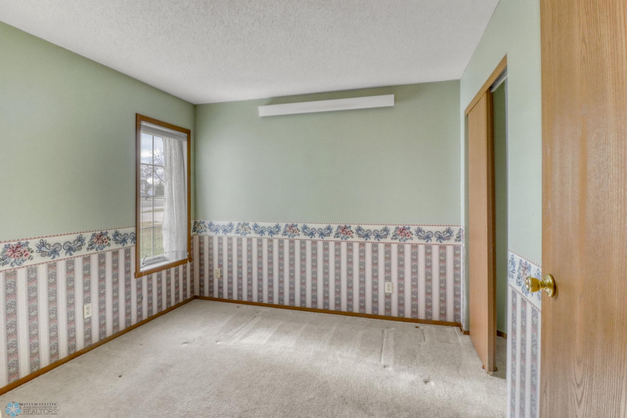 Bedroom1_1.JPG