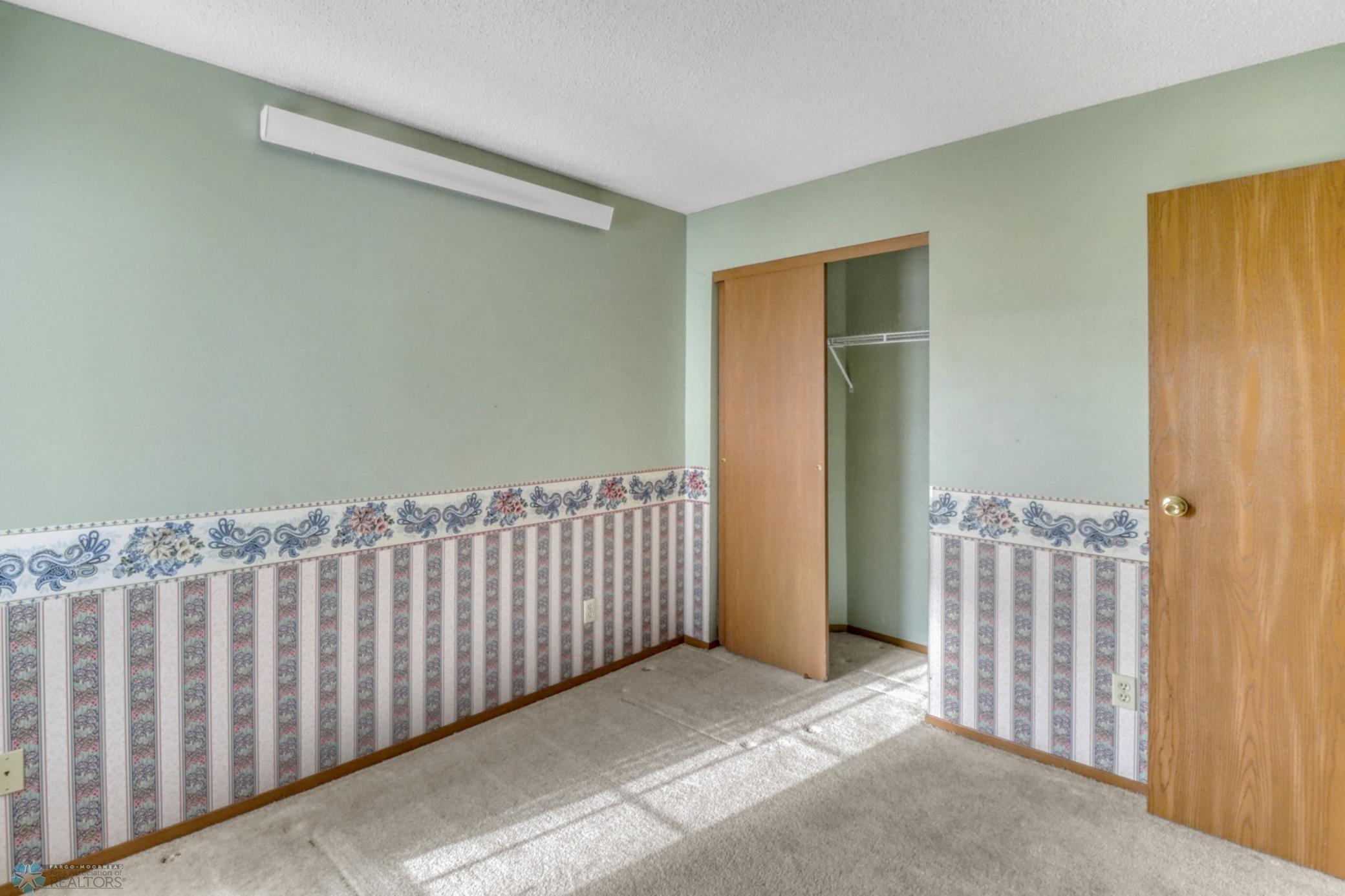 Bedroom1_3.JPG