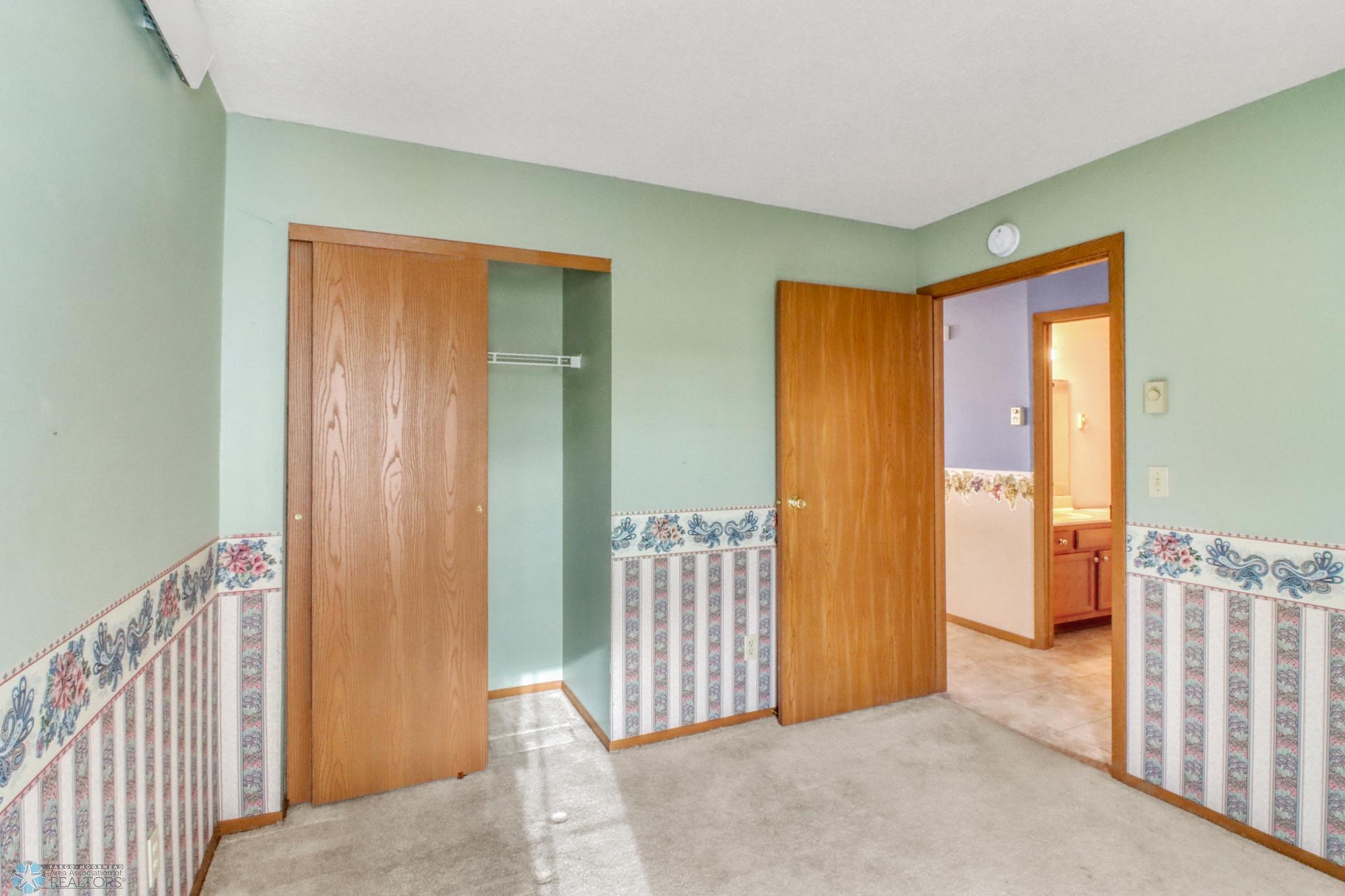 Bedroom1_2.JPG
