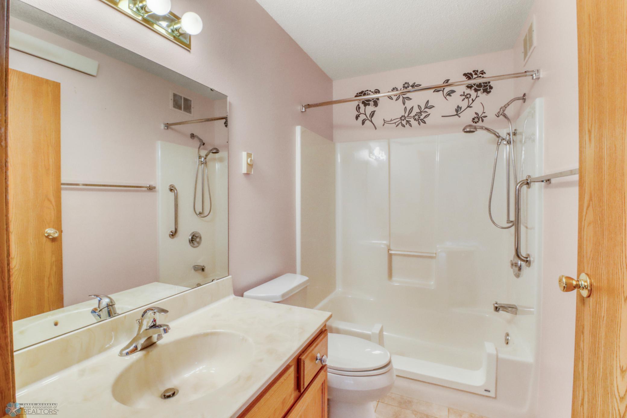 Bathroom1_1.JPG