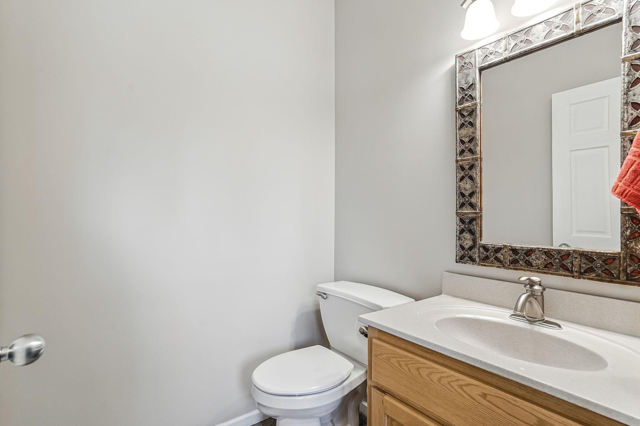 Main level 1/2 bath