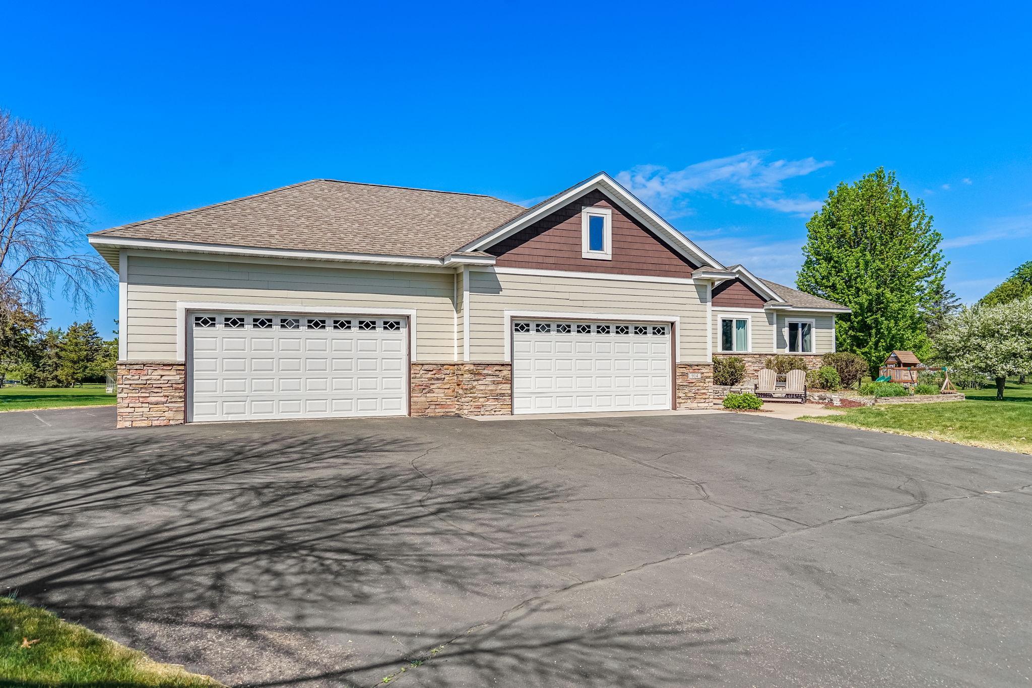 Heated 4 car garage on a cul de sac!