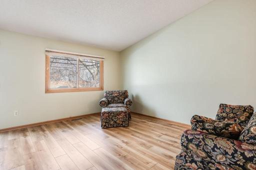 368 Upper Wood Way, Burnsville, MN 55337