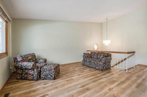 368 Upper Wood Way, Burnsville, MN 55337