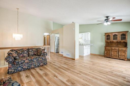 368 Upper Wood Way, Burnsville, MN 55337