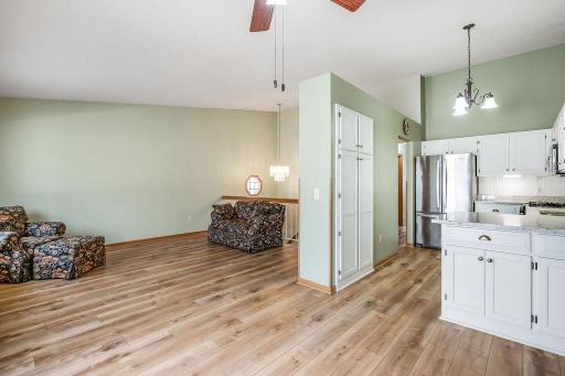 368 Upper Wood Way, Burnsville, MN 55337