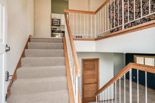 368 Upper Wood Way, Burnsville, MN 55337