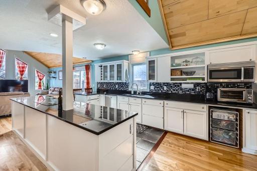 Ample cabinetry and drawer space offering excellent storage.
Large central islandâideal for meal prep, entertaining, or casual dining
Built-in stainless steel oven and electric cooktop for a clean, contemporary look
