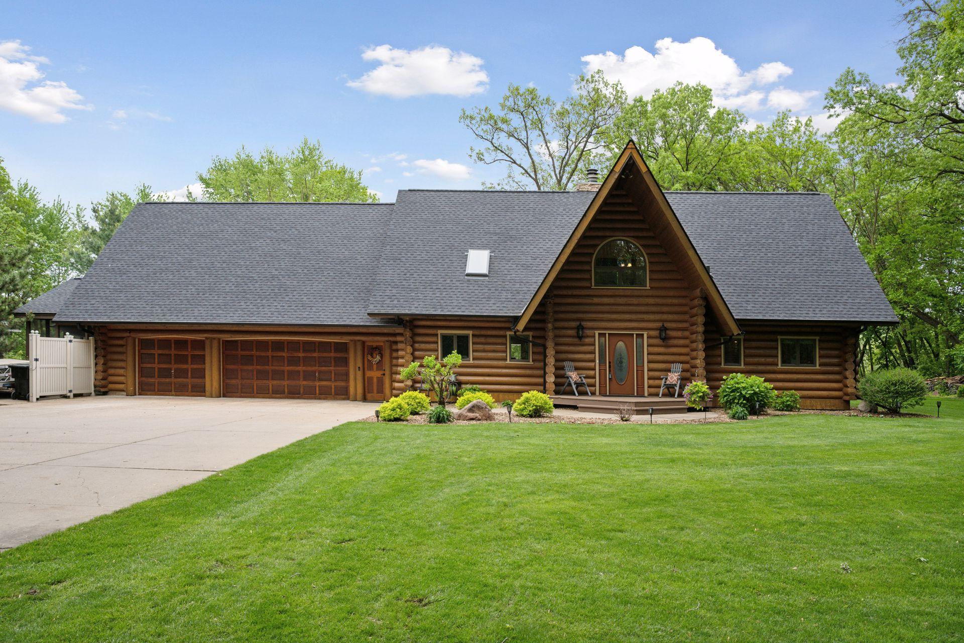 This stunning Mississippi River log home is calling your name! Riverfront homes like this do not come available very often!
