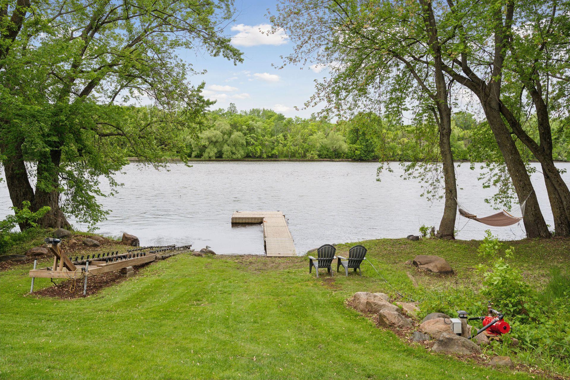 Enjoy unobstructed and front row views of the mighty Mississippi here!