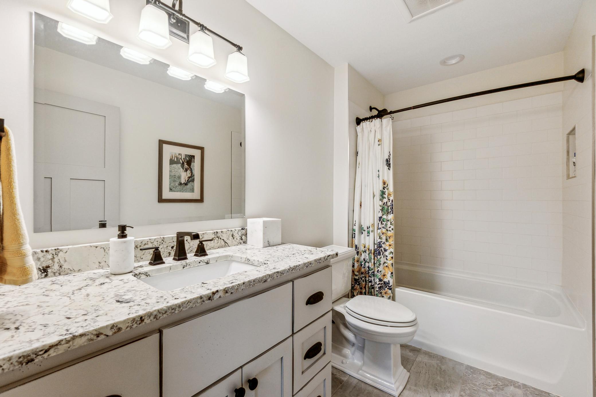 Upper level full bath,