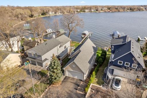 Sunny days of lakeshore living await you!
