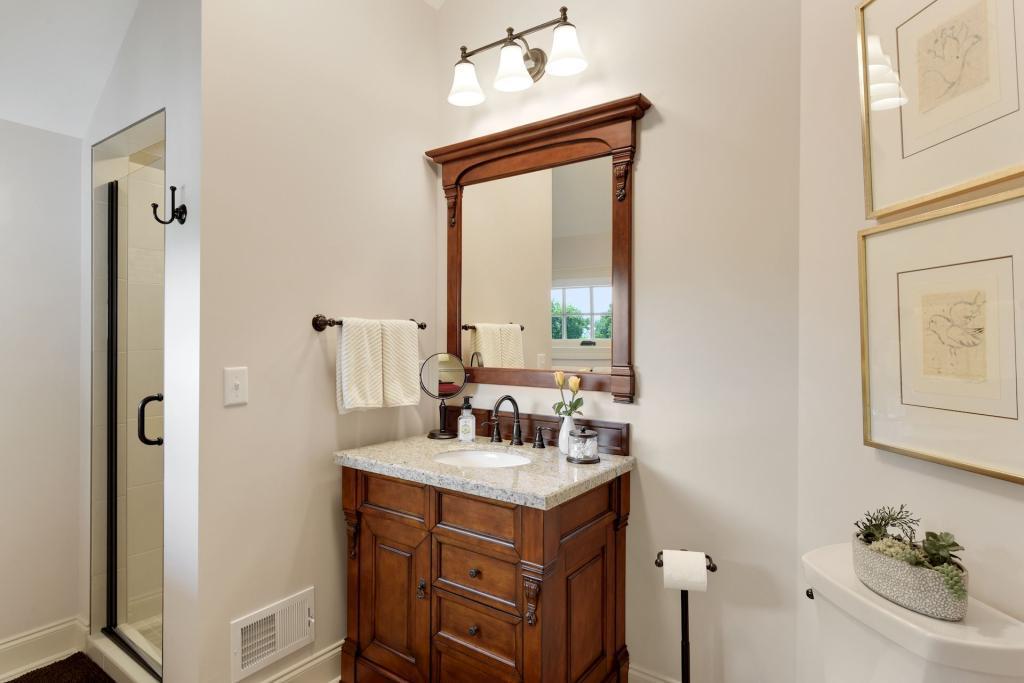 Upper level 3/4 bath