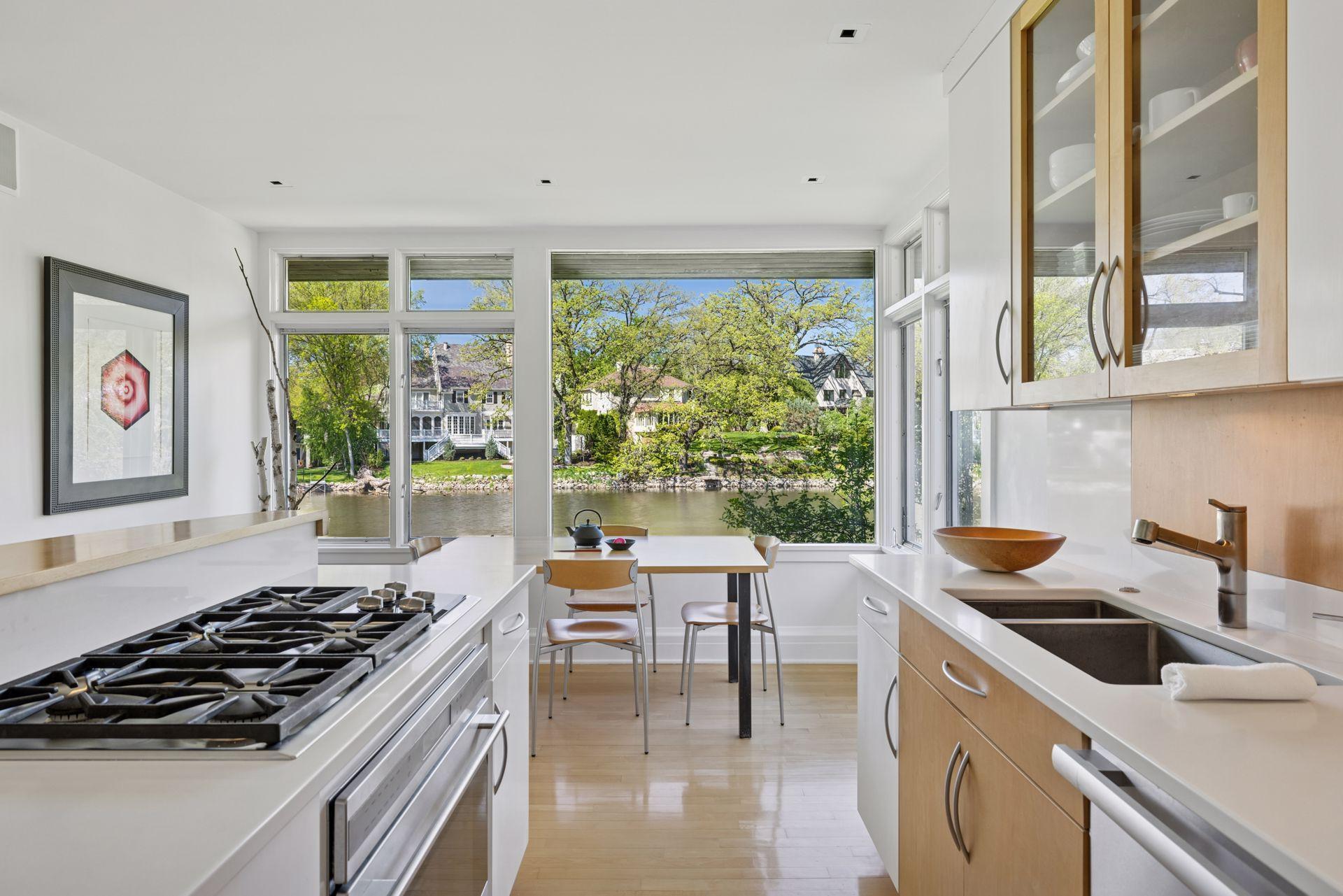18. Kitchen.jpg