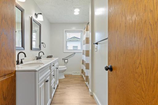 Large main floor bath. Double vanity, onyx shower surround, and great updates.