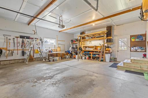Amazing workbench and great options for extra storage