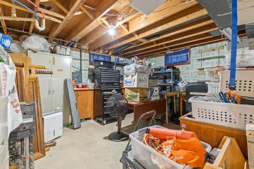 Great work shop room, make into man cave, hunting room, play space, hobby area, or storage!! So much potential for this space.