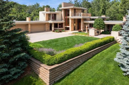 Ideal setting! A most contemplative approach to the sightlines is a signature feature of this architectural gem. Also, beyond the views of the camera is the magical combination of privacy without isolation.