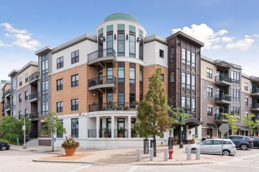 The Park Building with 4 floors over 124 units and 2 retail spaces. The entrance is at the silver car. The round section is a Community Room on Floor 1. Three units above are condos.